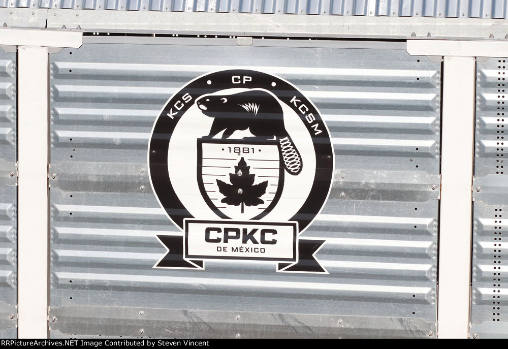 CPKC bi-level TTGX #709067 with CPKC de Mexico logo